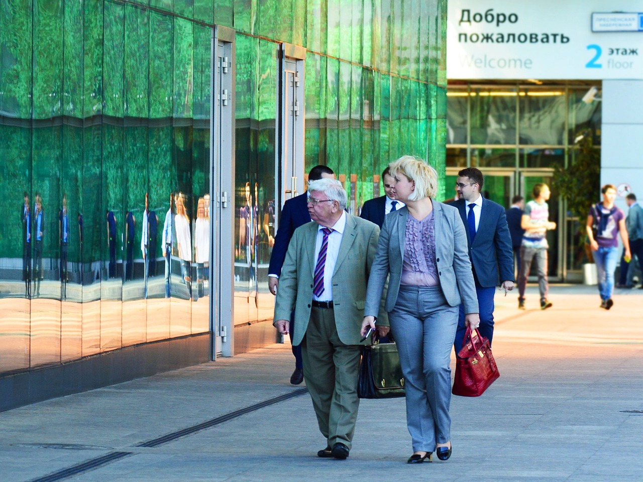 businessmen, business, people-897426.jpg